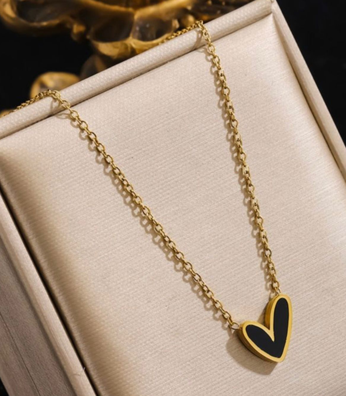 Collar de corazón negro