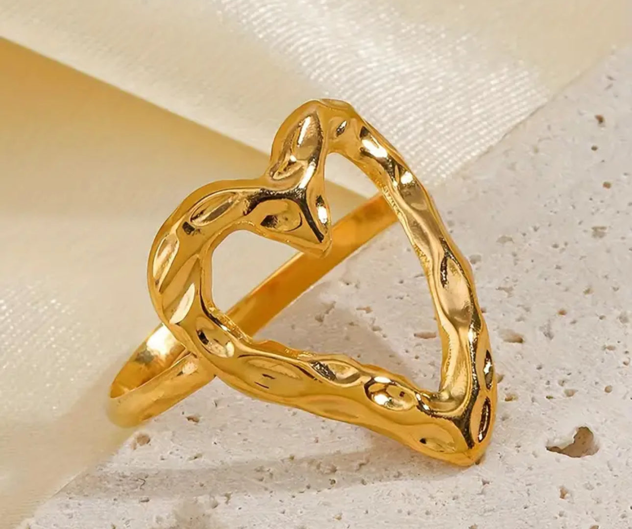 Anillo Dorado traquelado corazón abierto