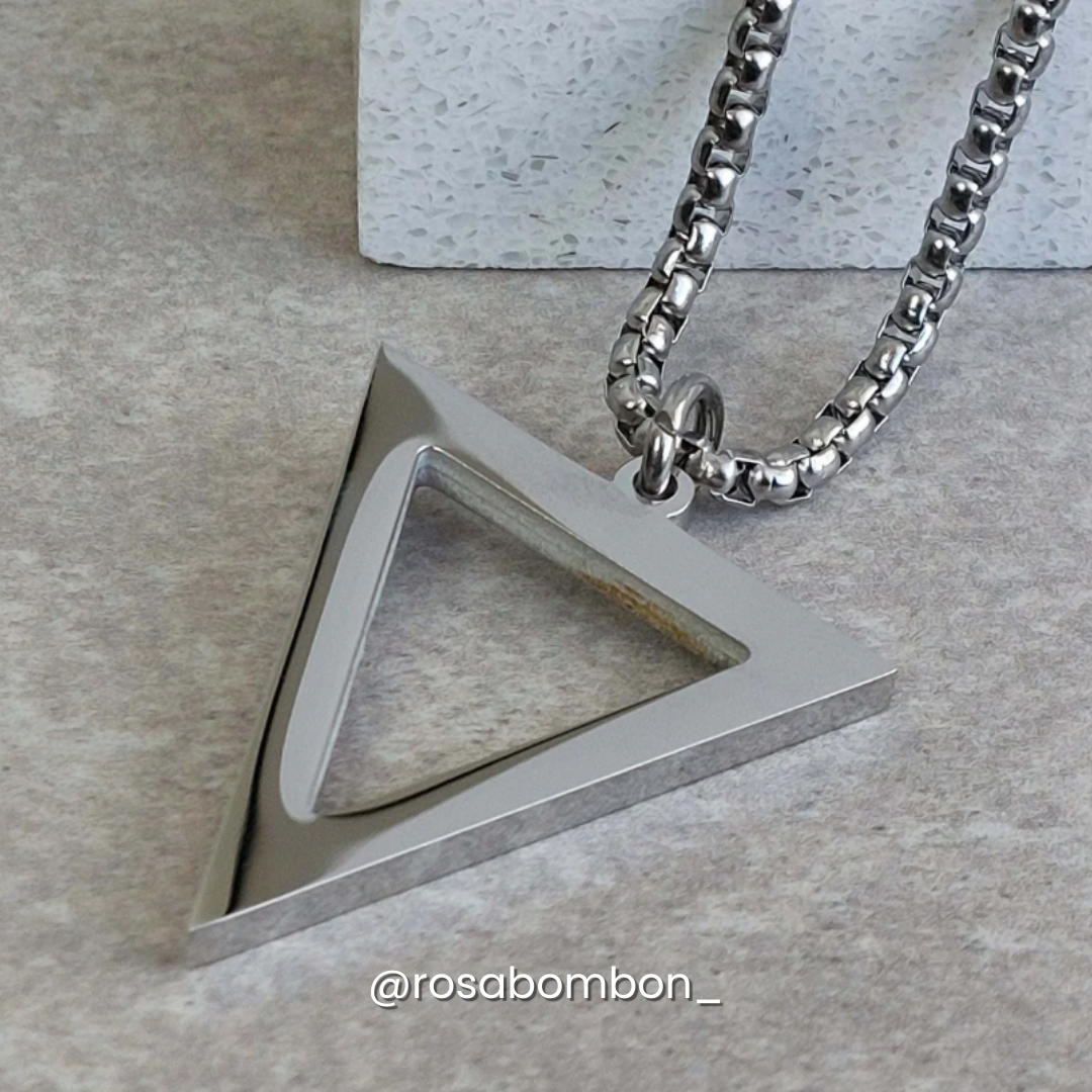 Collar Plateado Triángulo