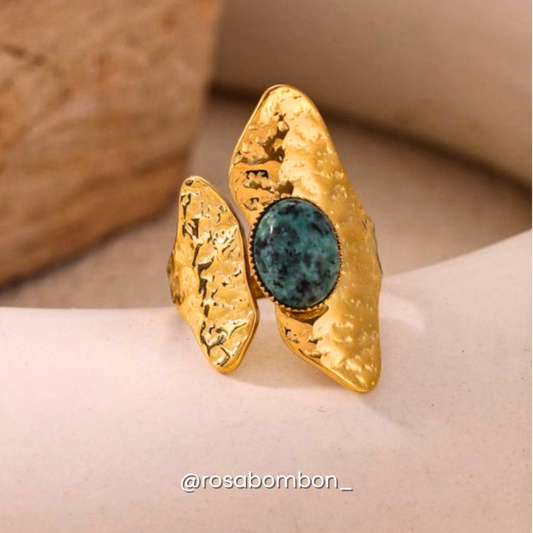 Anillo Dorado con Piedra Verde (Ajustable)