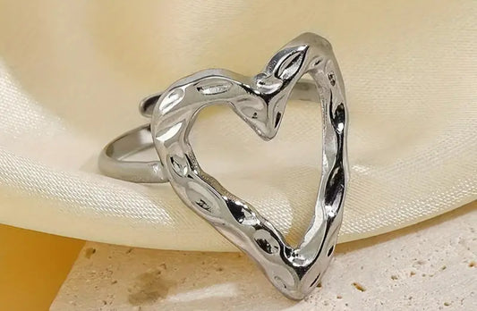 Anillo Plateado traquelado corazón abierto