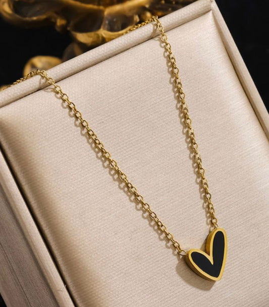 Collar de corazón negro