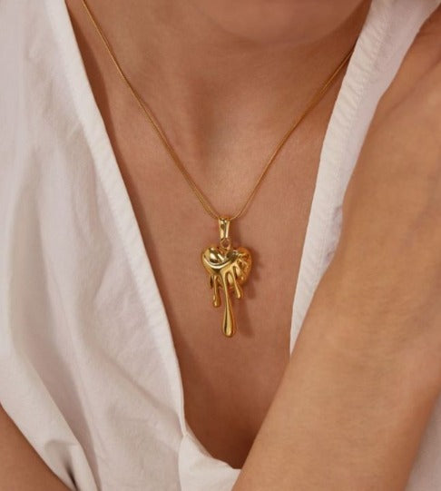 Collar de corazón lava