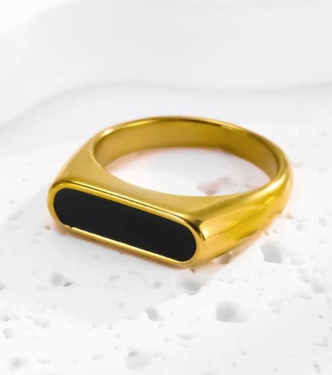 Anillo Dorado ovalo negro 6